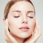 La cura della pelle valorizza la bellezza naturale del viso